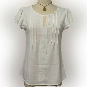 Perfect white ruffled top!